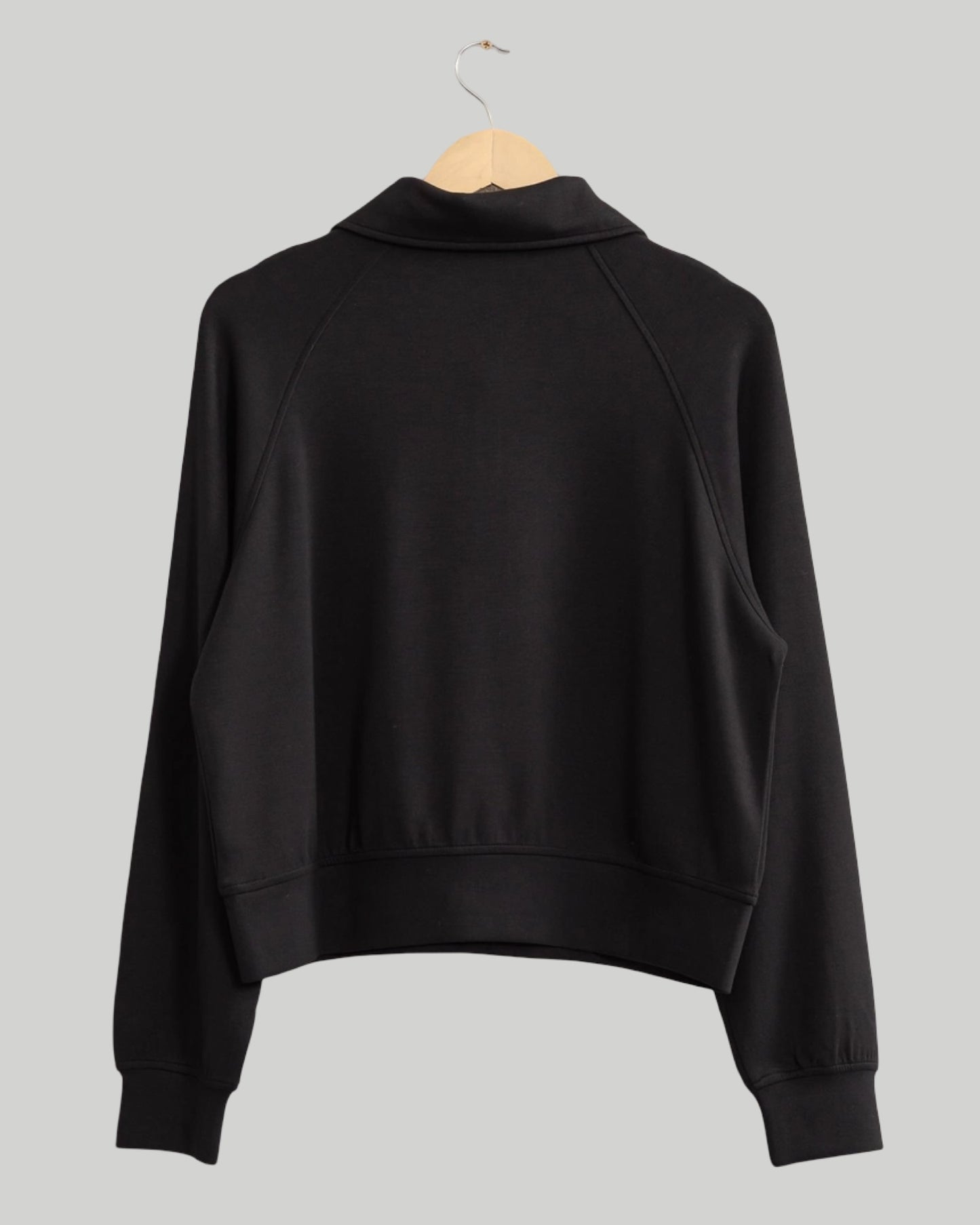 Half zip-up collar sweatshirt available in alpaca and black