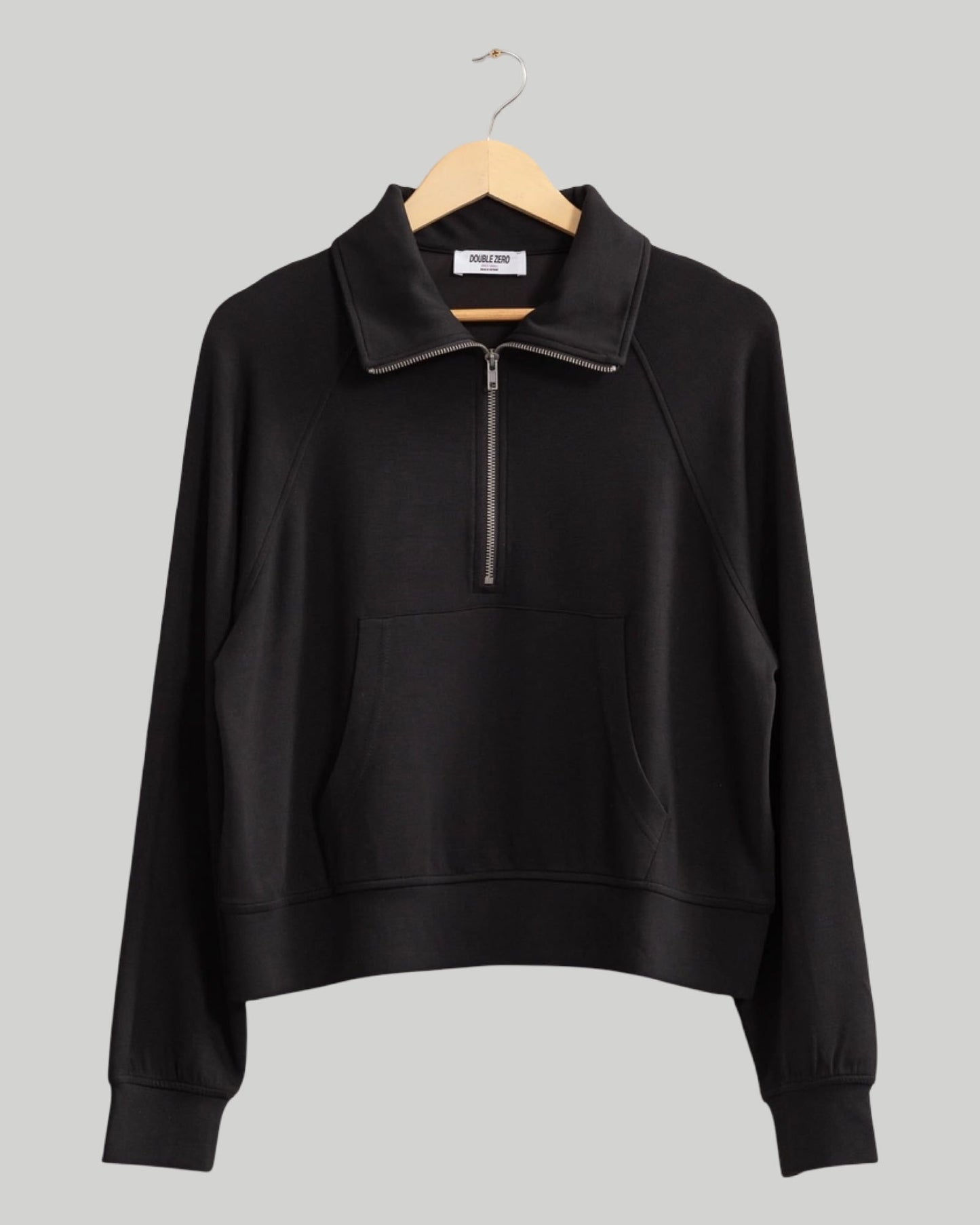 Half zip-up collar sweatshirt available in alpaca and black