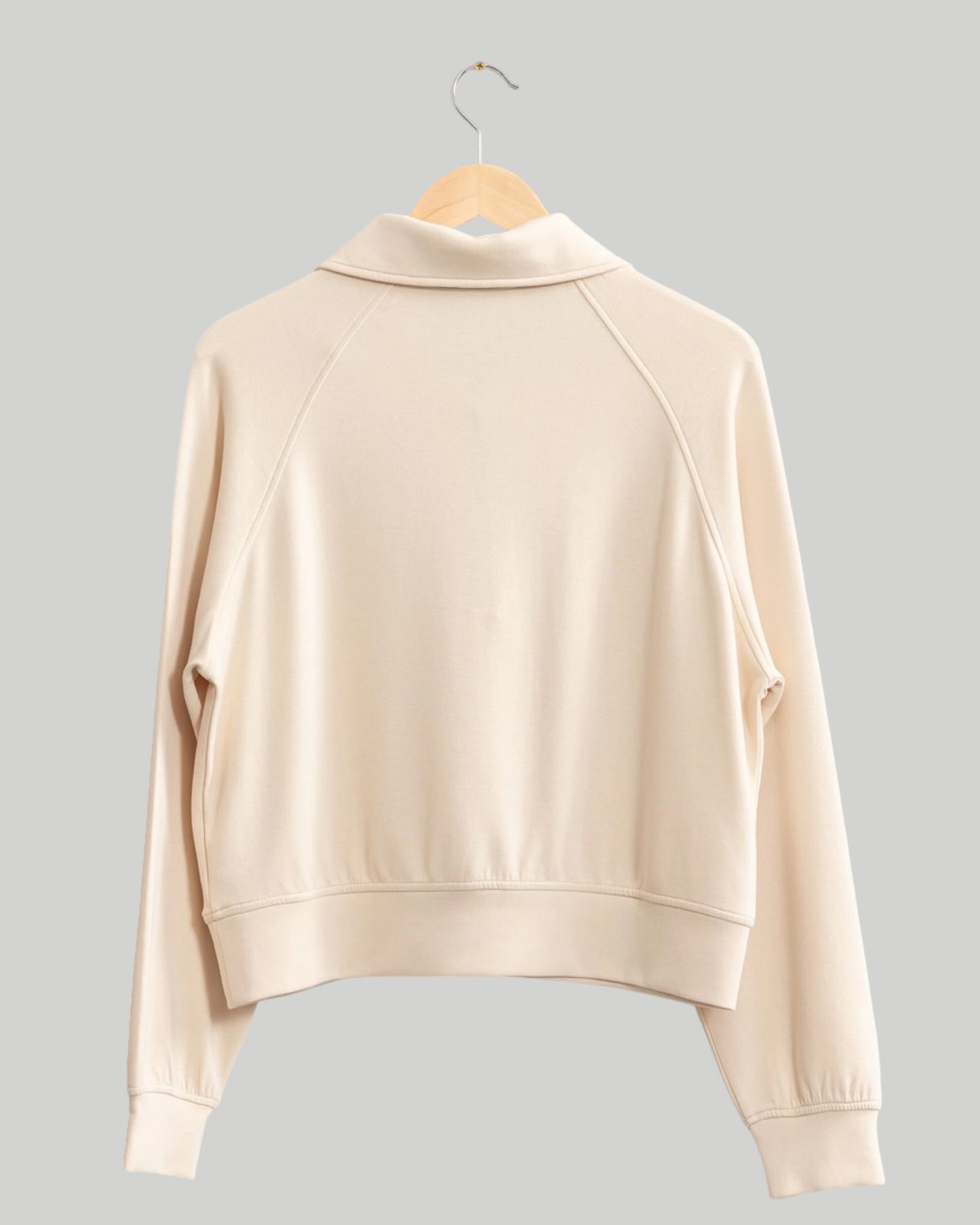 Half zip-up collar sweatshirt available in alpaca and black
