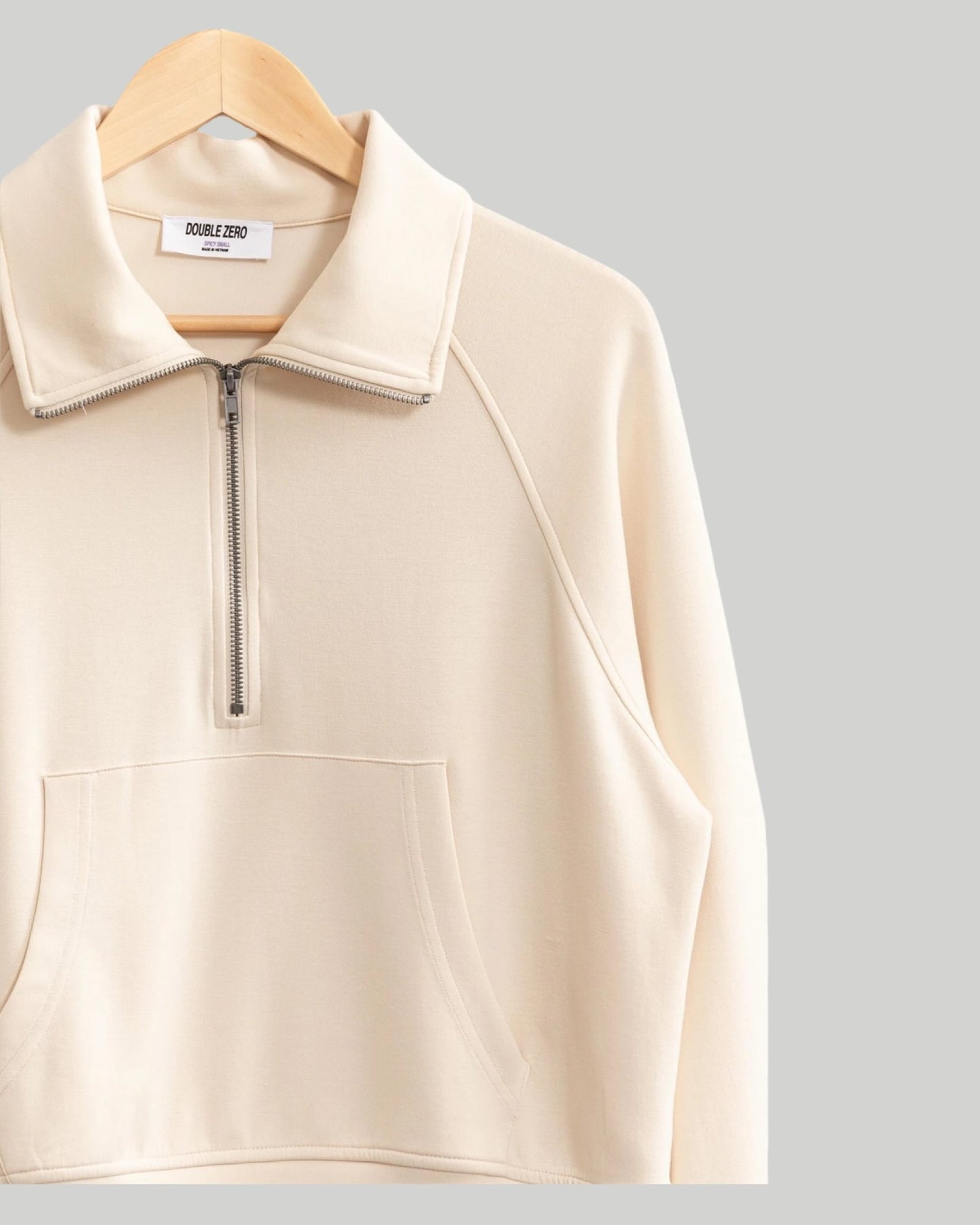 Half zip-up collar sweatshirt available in alpaca and black