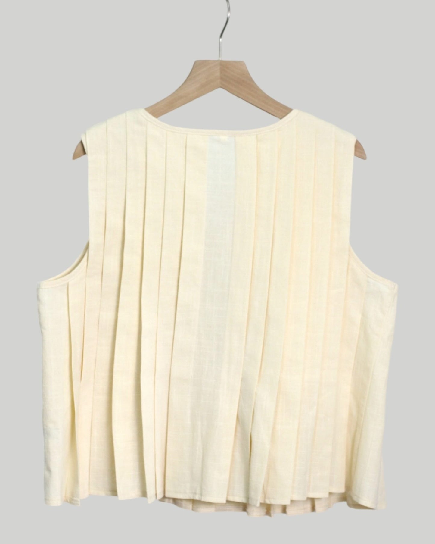 VERTICAL PLEATED SLEEVELESS FRONT-TIE TOP available in beige & black