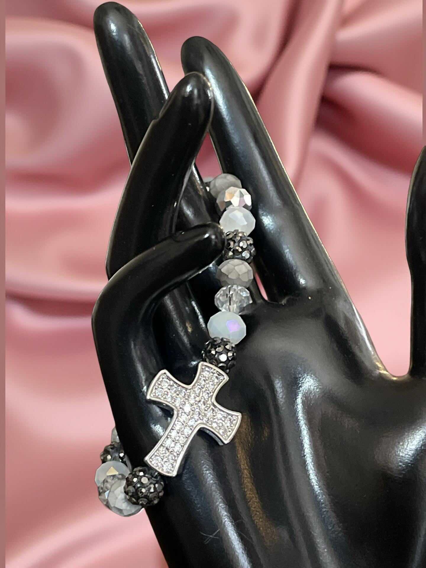 KEEP THE FAITH PAIVE CRYSTAL CROSS BEADED BRACELET
